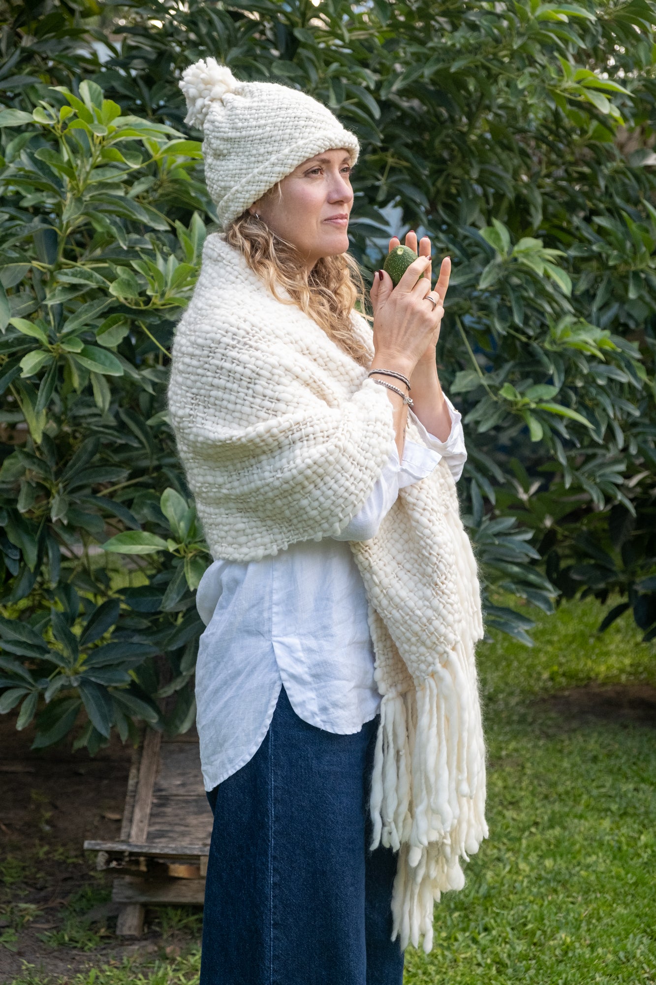 Gorro artesanal de lana merino crudo natural visto de perfil