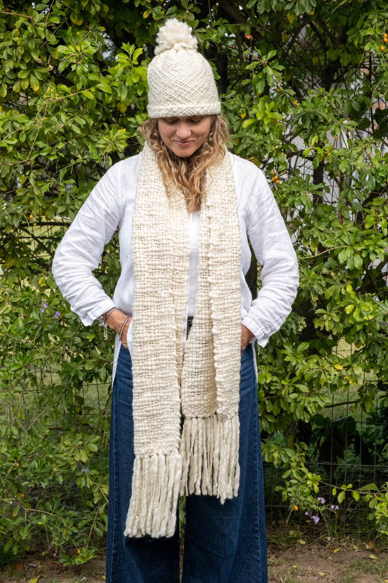Gorro y bufanda de lana merino crudo natural tejidos artesanalmente